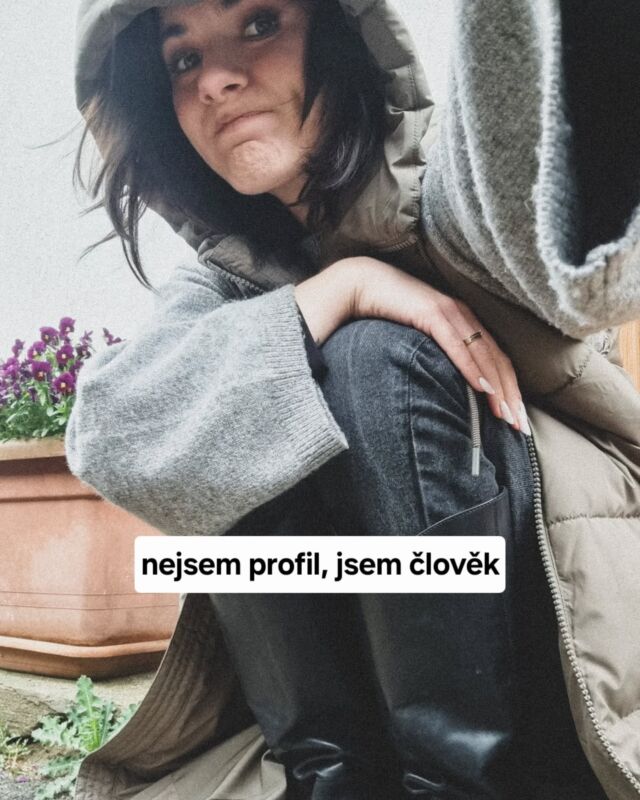 Čas na fotoromán ✨️ Někdy goofy, jindy vážná, někdy precizní, jindy messy. Prosím, nečekejte ode mě pořád to samý. Nechte mě tak👽 Nechme se tak.

#spisovatelka #autorka #dnestvorim #nalada #duše #inspirace #svet #svoboda #tvorba #pracujicimama #práce #umelec #motivacejinak